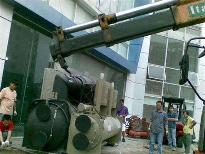 汉阳区随车吊和汽车吊的核心区别是什么？哪种更省钱？